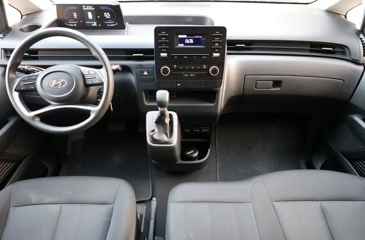 Hyundai staria 2023 gcc -excellent condition  - Thumbnail 12