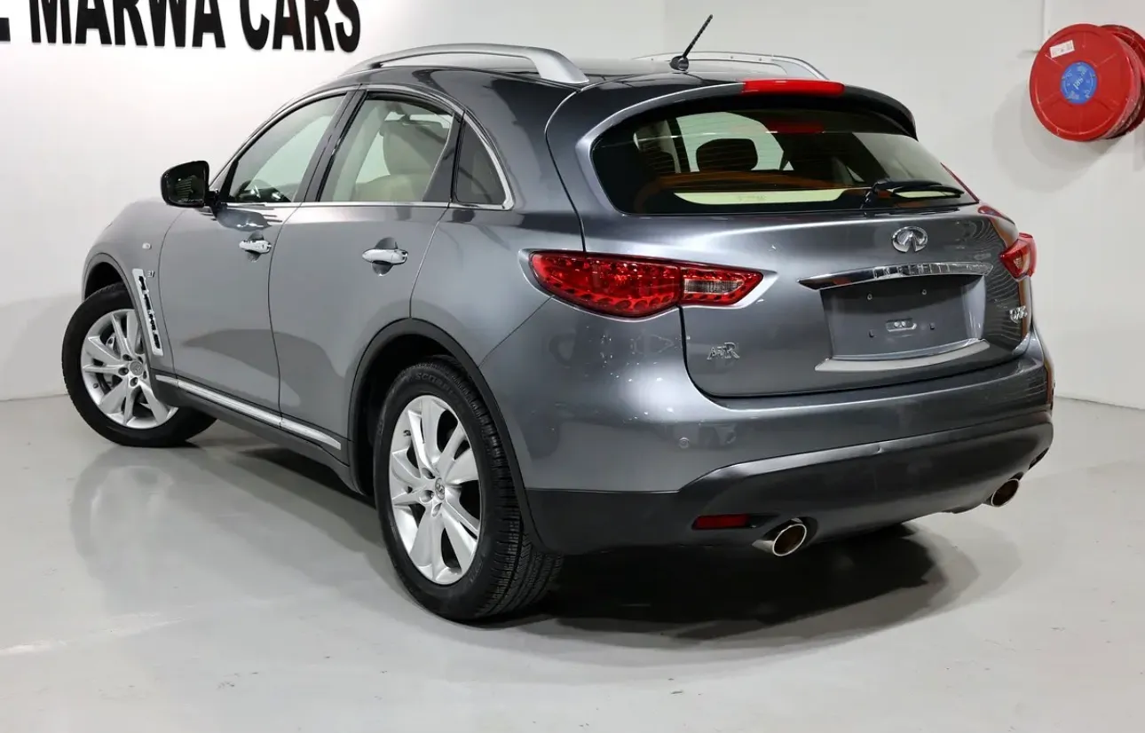 2020 Infiniti QX70 Luxury.  -GCC specifications, -V6 engine, Excellent Condition  - Thumbnail 3