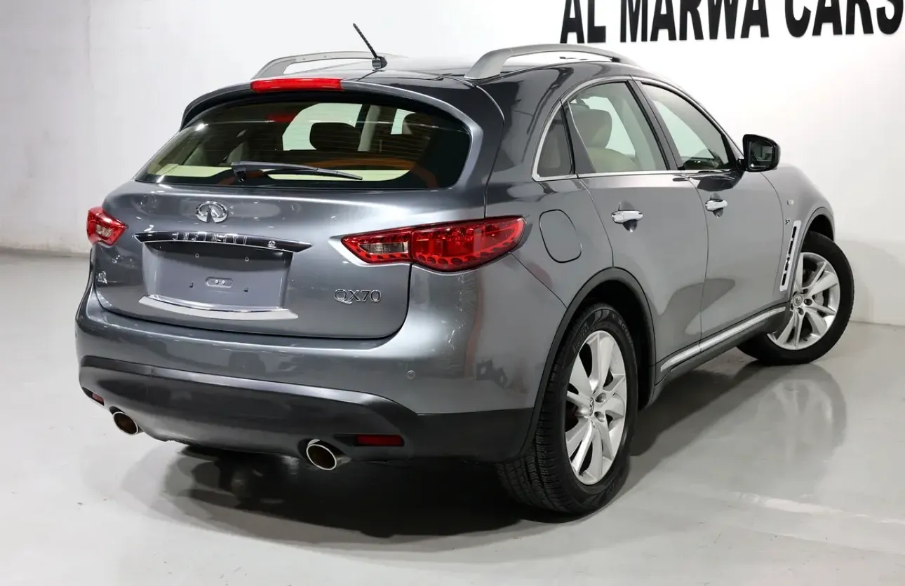 2020 Infiniti QX70 Luxury.  -GCC specifications, -V6 engine, Excellent Condition  - Thumbnail 4