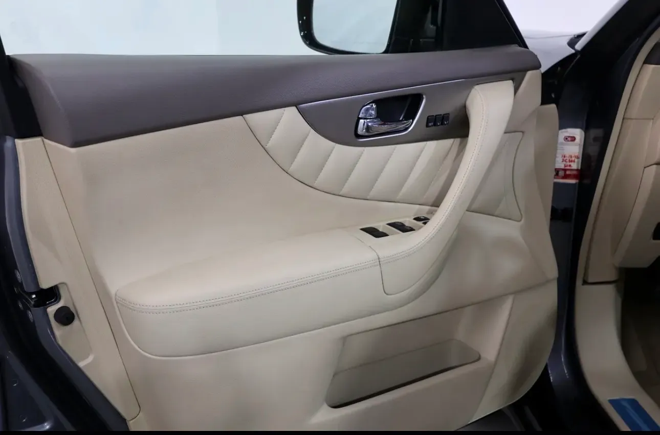 2020 Infiniti QX70 Luxury.  -GCC specifications, -V6 engine, Excellent Condition  - Thumbnail 8