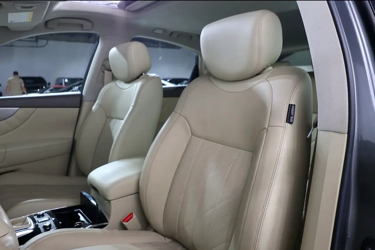 2020 Infiniti QX70 Luxury.  -GCC specifications, -V6 engine, Excellent Condition  - Thumbnail 9