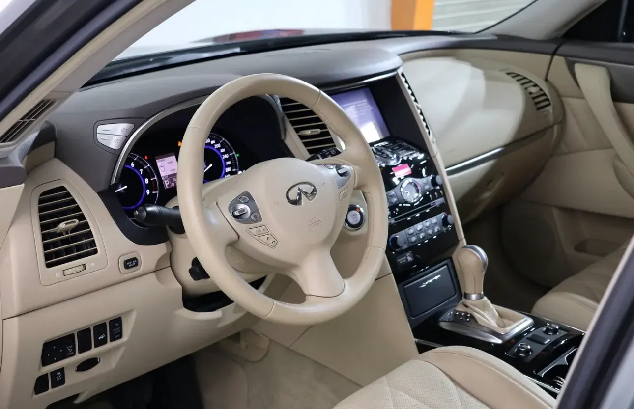 2020 Infiniti QX70 Luxury.  -GCC specifications, -V6 engine, Excellent Condition  - Thumbnail 10