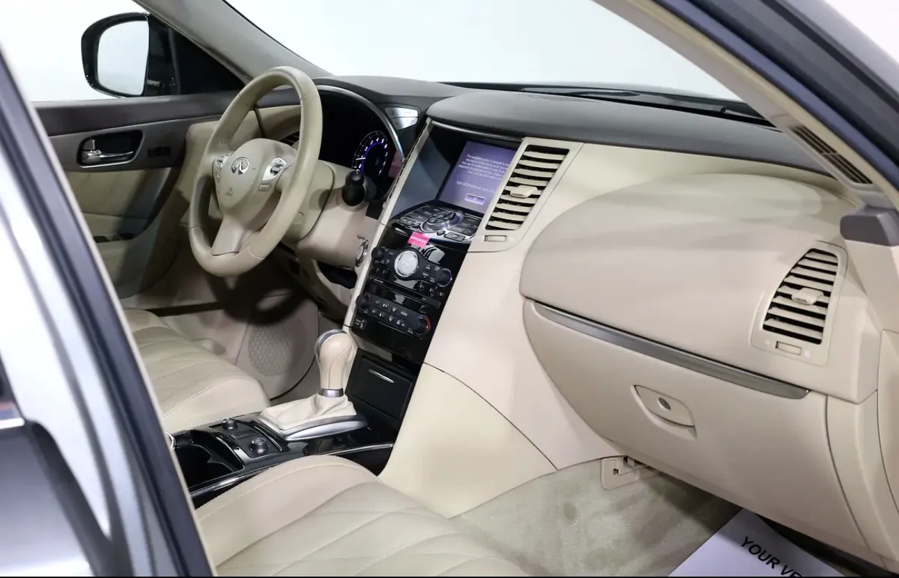 2020 Infiniti QX70 Luxury.  -GCC specifications, -V6 engine, Excellent Condition  - Thumbnail 12