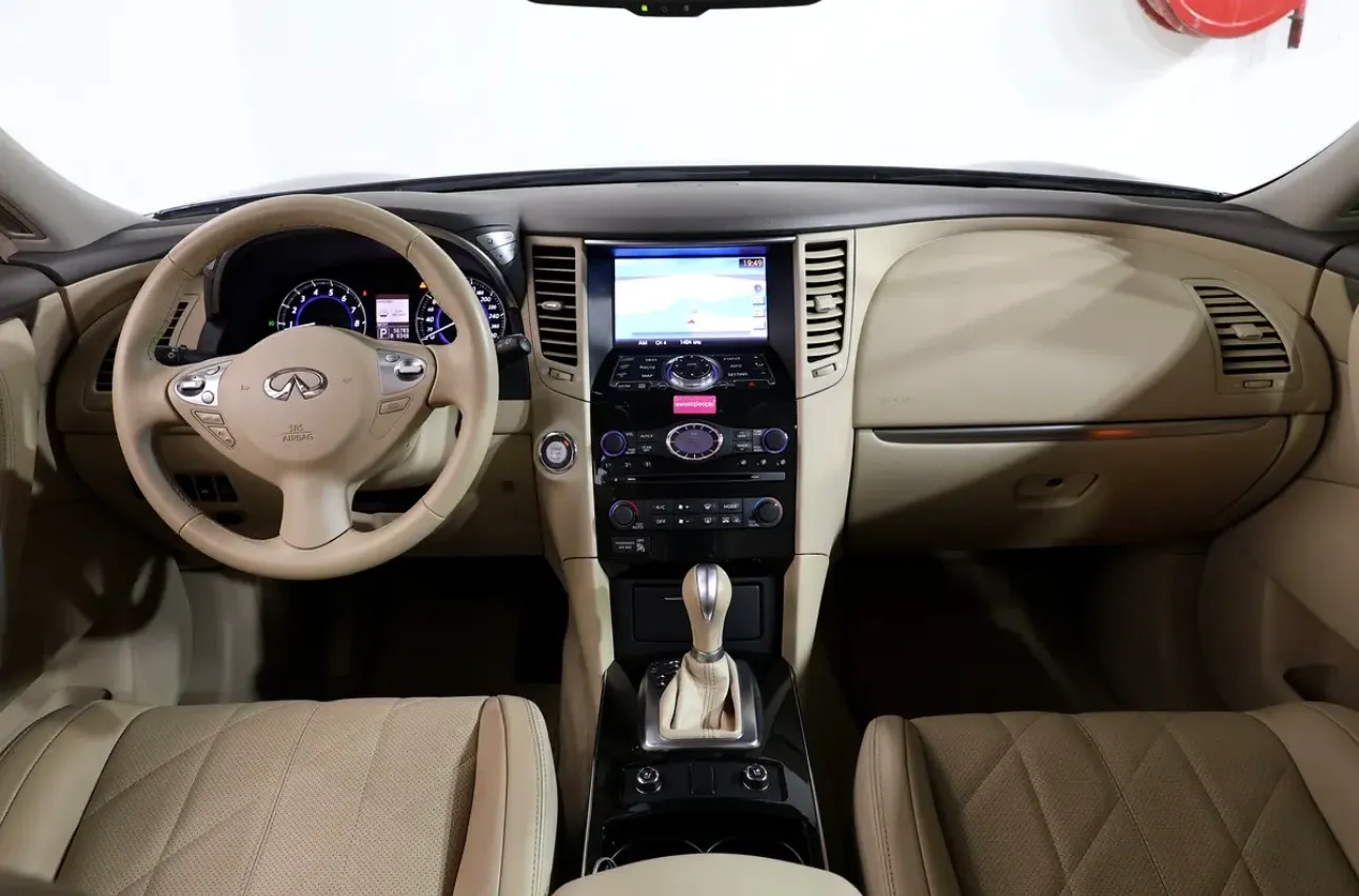 2020 Infiniti QX70 Luxury.  -GCC specifications, -V6 engine, Excellent Condition  - Thumbnail 13