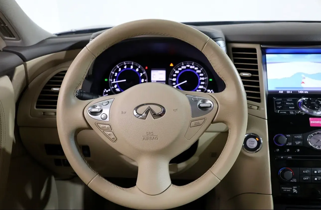 2020 Infiniti QX70 Luxury.  -GCC specifications, -V6 engine, Excellent Condition  - Thumbnail 14