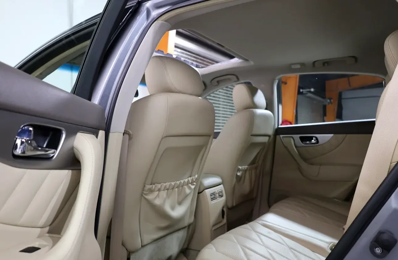 2020 Infiniti QX70 Luxury.  -GCC specifications, -V6 engine, Excellent Condition  - Thumbnail 16