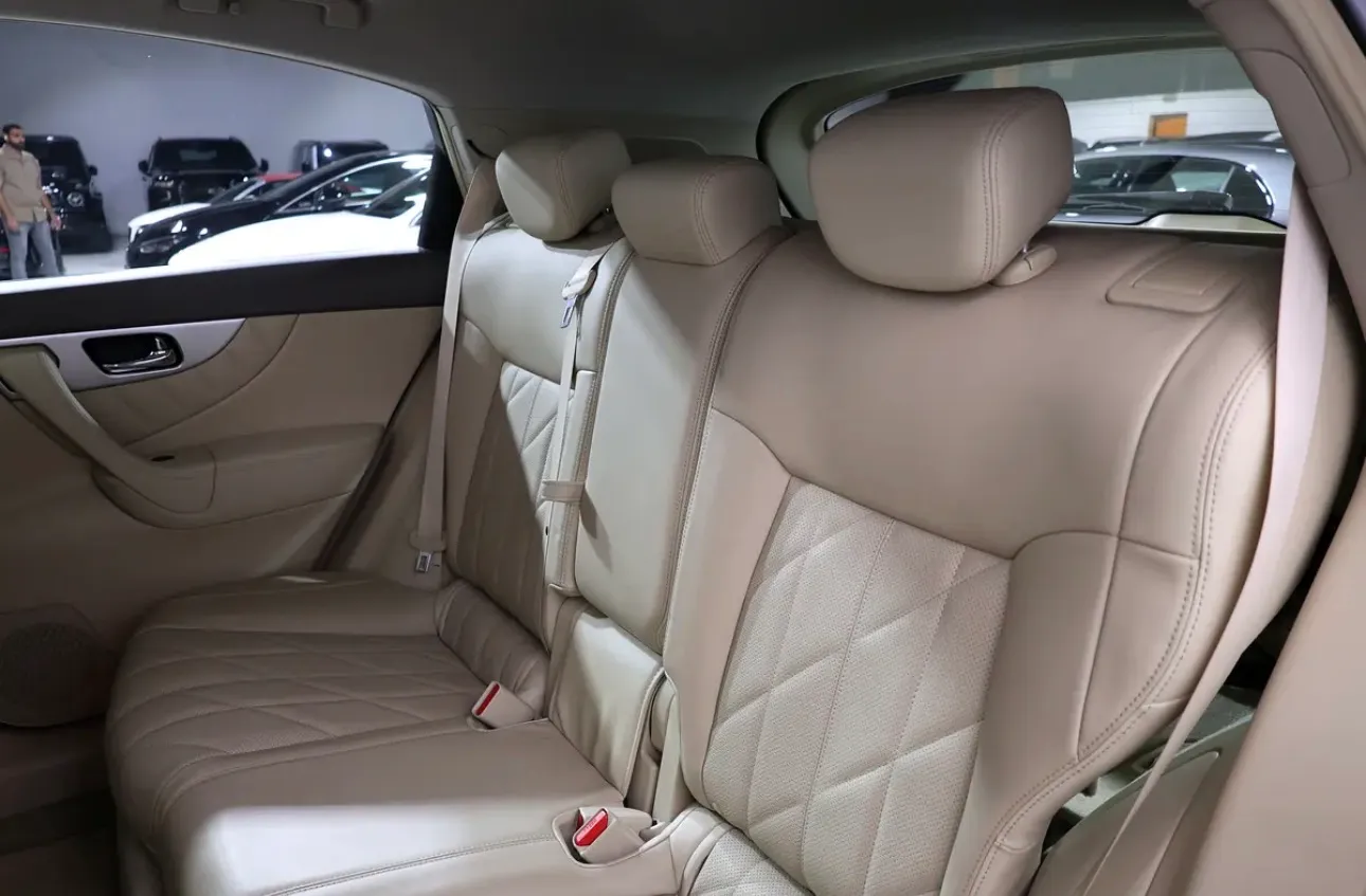 2020 Infiniti QX70 Luxury.  -GCC specifications, -V6 engine, Excellent Condition  - Thumbnail 17