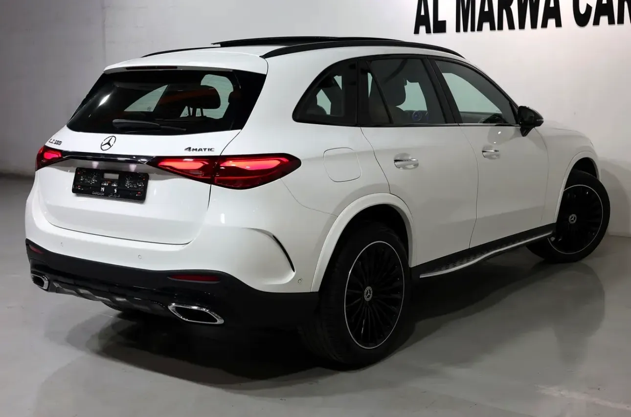 new 2024 Mercedes-Benz GLC 300 4MATIC Warranty and service packages -GCC-spec SUV  - Thumbnail 4