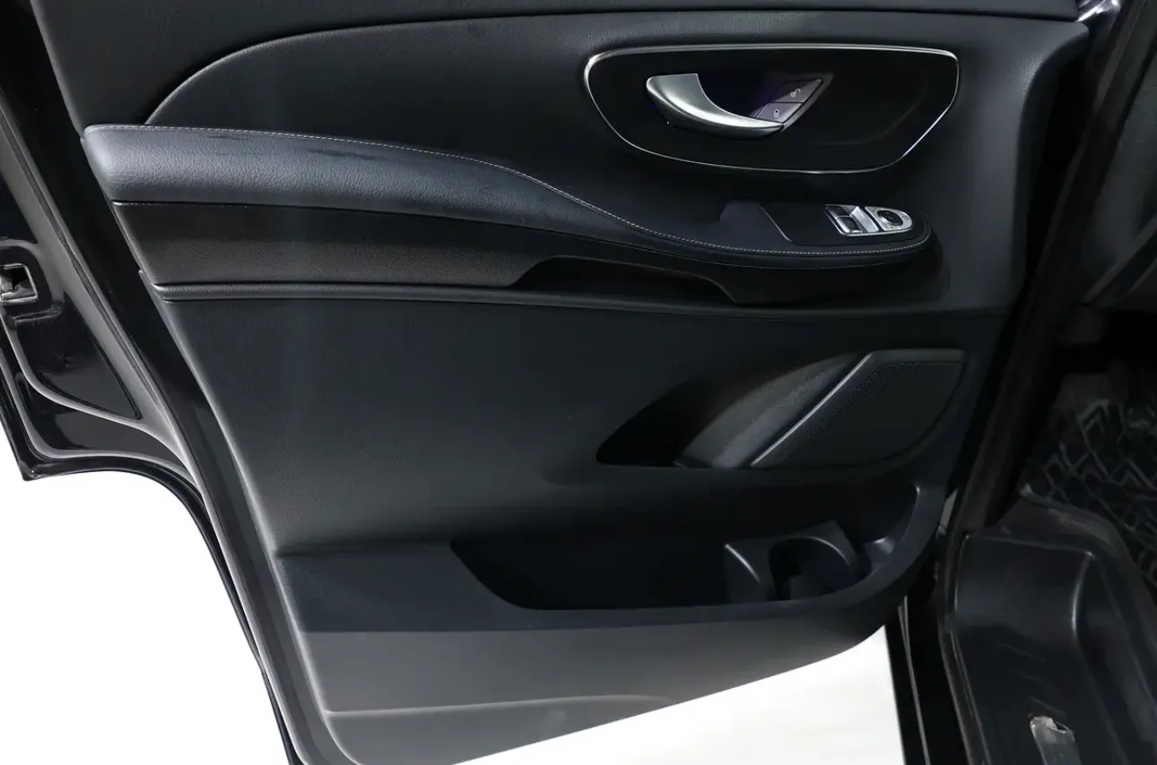 2025 Mercedes-Benz V-Class V 300, the pinnacle of luxury MPVs - GCC Specifications - UNDER WARRANTY  - Thumbnail 8