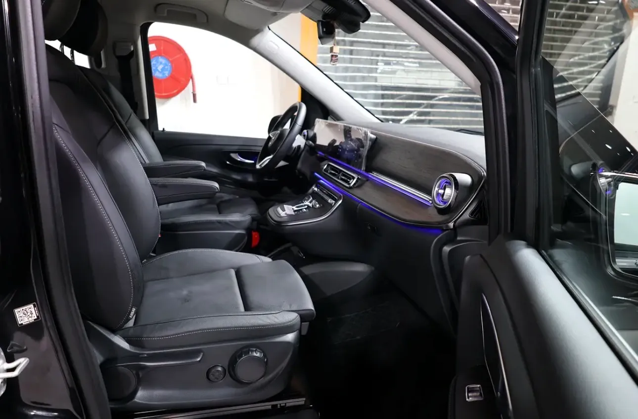 2025 Mercedes-Benz V-Class V 300, the pinnacle of luxury MPVs - GCC Specifications - UNDER WARRANTY  - Thumbnail 12
