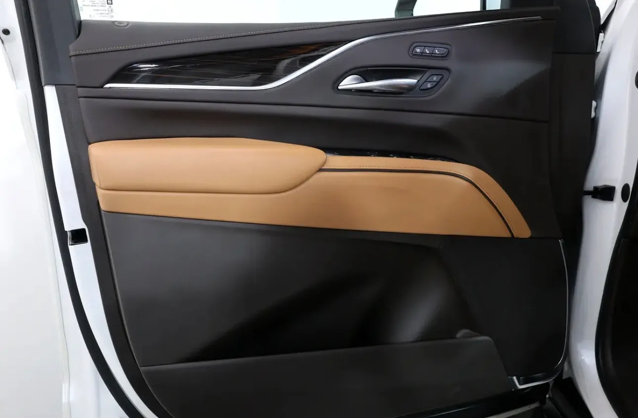 2022 Cadillac Escalade Sport.  - GCC-spec SUV is in pristine condition  -Still under warranty & service  - Thumbnail 8