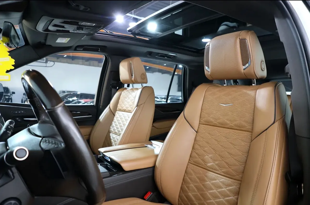 2022 Cadillac Escalade Sport.  - GCC-spec SUV is in pristine condition  -Still under warranty & service  - Thumbnail 11
