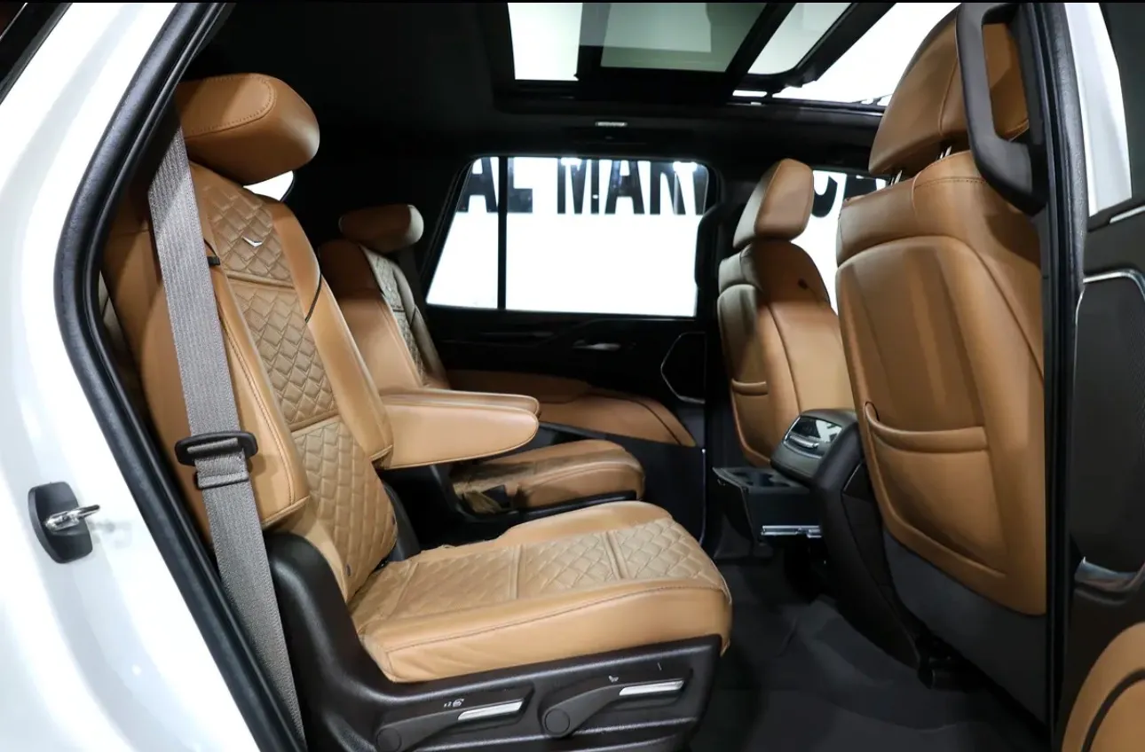 2022 Cadillac Escalade Sport.  - GCC-spec SUV is in pristine condition  -Still under warranty & service  - Thumbnail 15