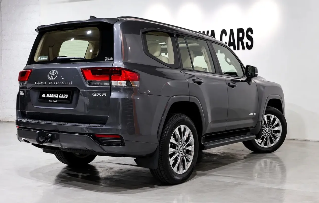 Toyota Land Cruiser gxr-2026-5000km-gcc specs-under warranty and service  - Thumbnail 3