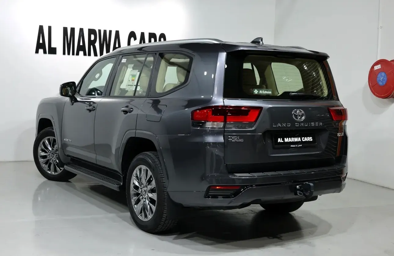 Toyota Land Cruiser gxr-2026-5000km-gcc specs-under warranty and service  - Thumbnail 4