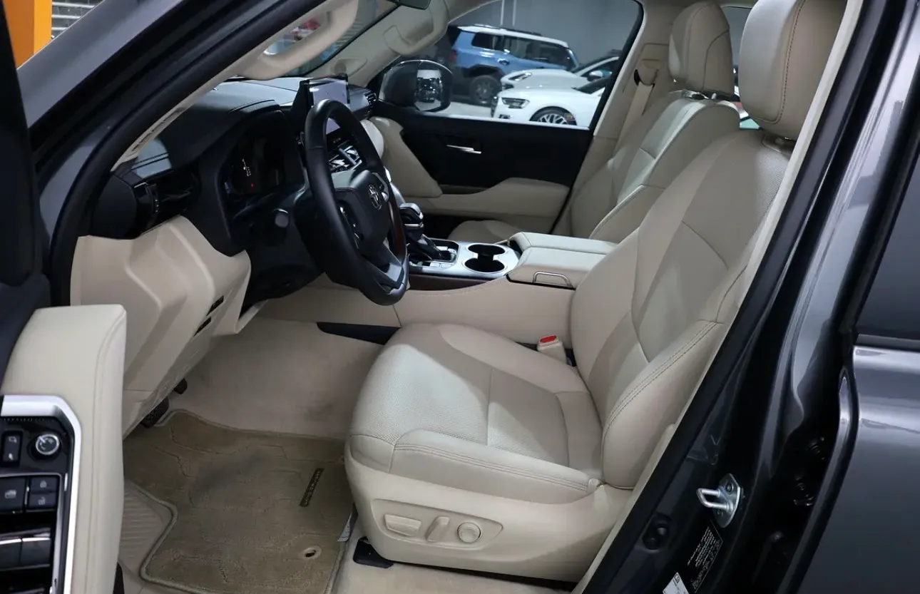 Toyota Land Cruiser gxr-2026-5000km-gcc specs-under warranty and service  - Thumbnail 8