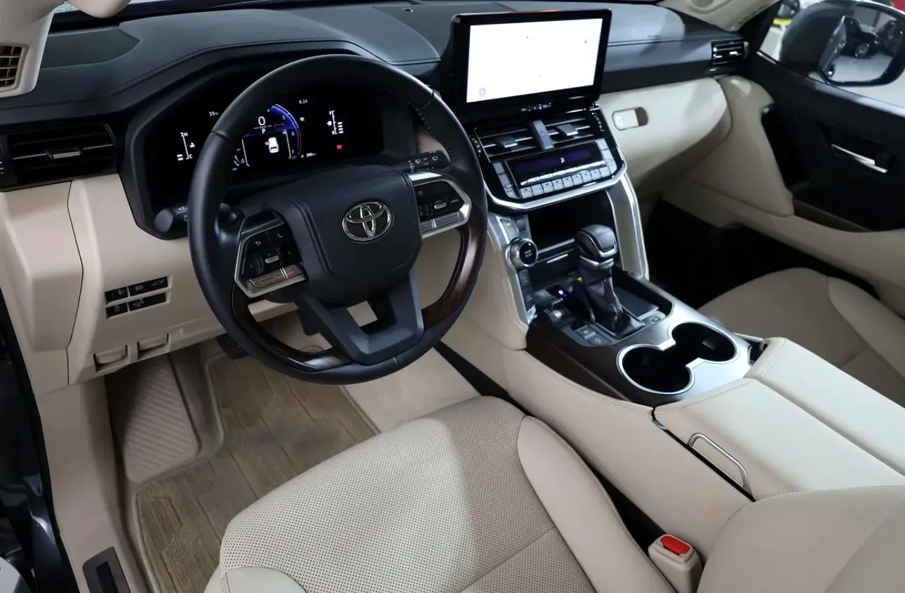 Toyota Land Cruiser gxr-2026-5000km-gcc specs-under warranty and service  - Thumbnail 9