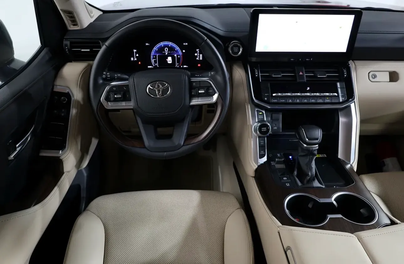 Toyota Land Cruiser gxr-2026-5000km-gcc specs-under warranty and service  - Thumbnail 11