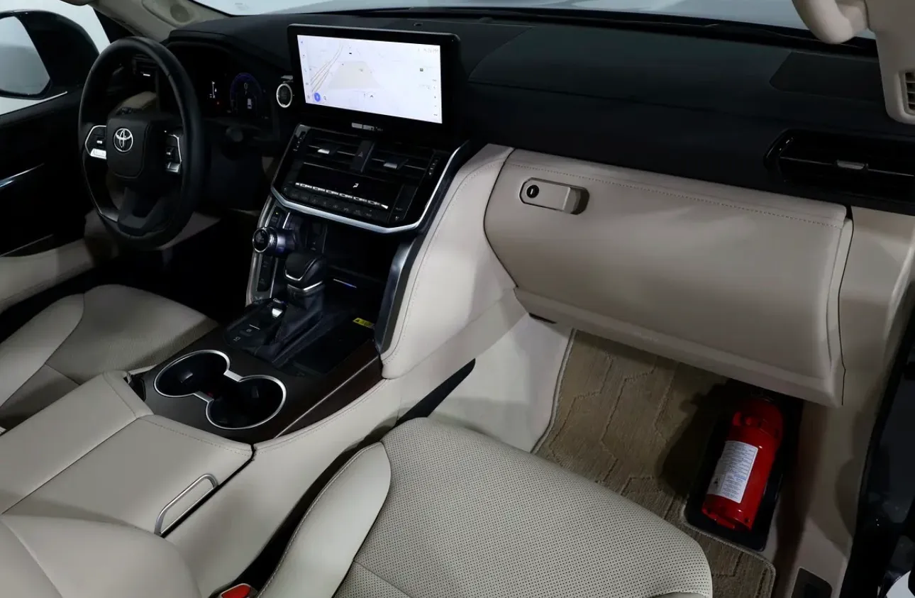 Toyota Land Cruiser gxr-2026-5000km-gcc specs-under warranty and service  - Thumbnail 12