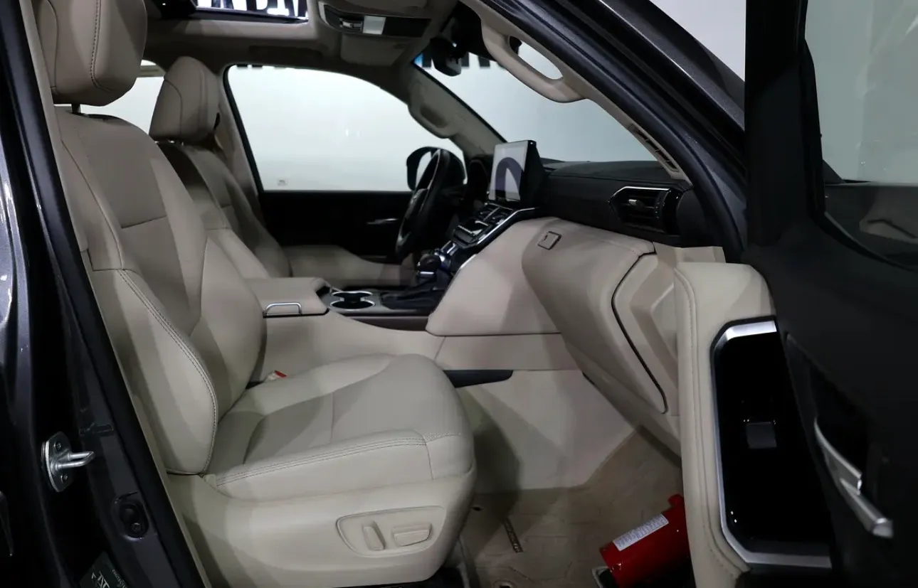 Toyota Land Cruiser gxr-2026-5000km-gcc specs-under warranty and service  - Thumbnail 13