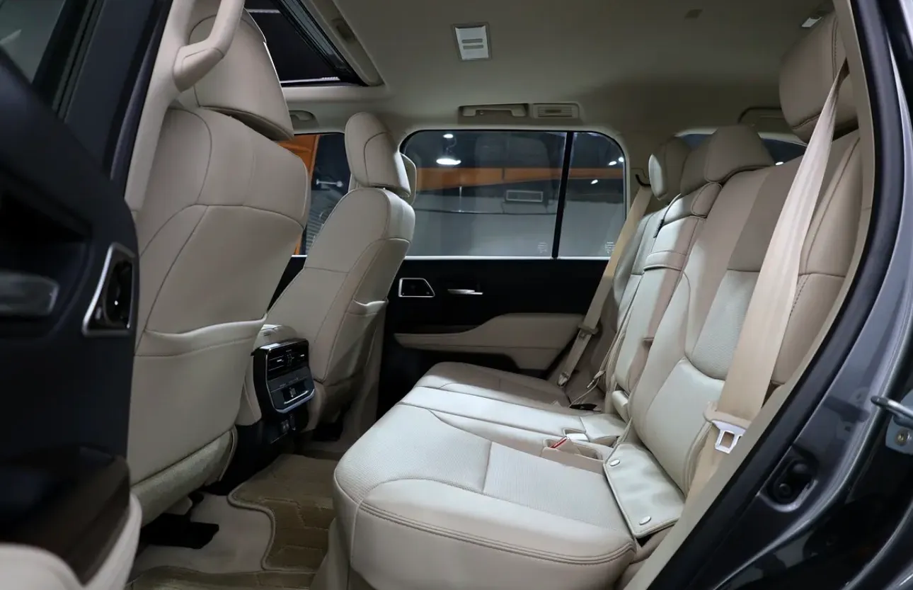 Toyota Land Cruiser gxr-2026-5000km-gcc specs-under warranty and service  - Thumbnail 14