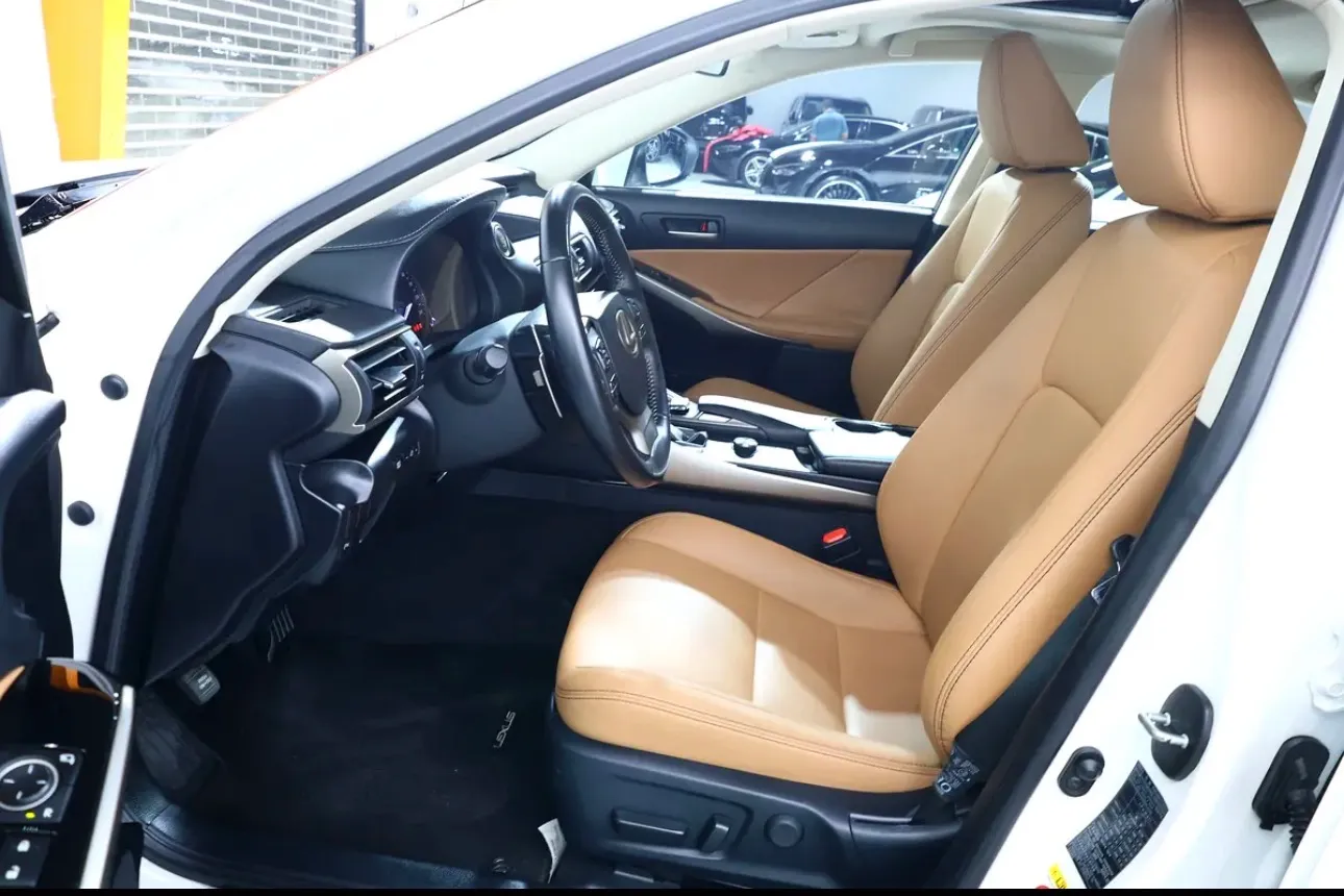 2019 Lexus IS 300 in pristine condition - Thumbnail 8