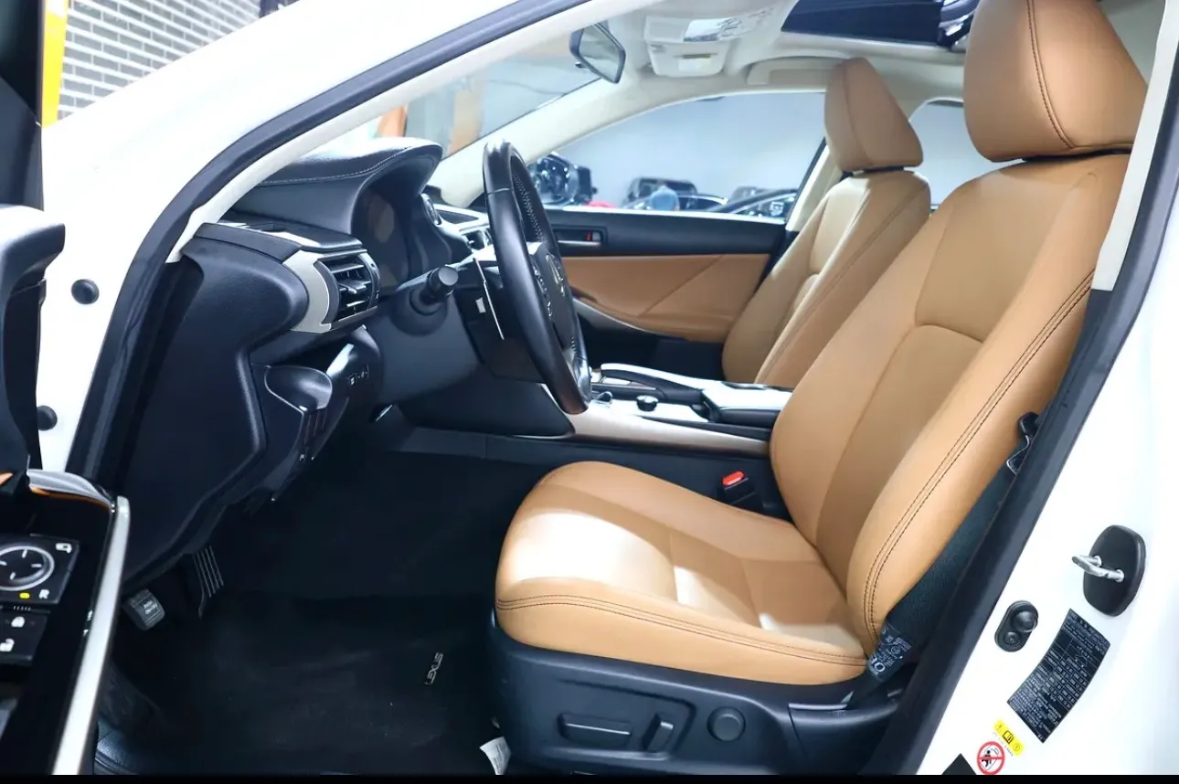 2019 Lexus IS 300 in pristine condition - Thumbnail 11