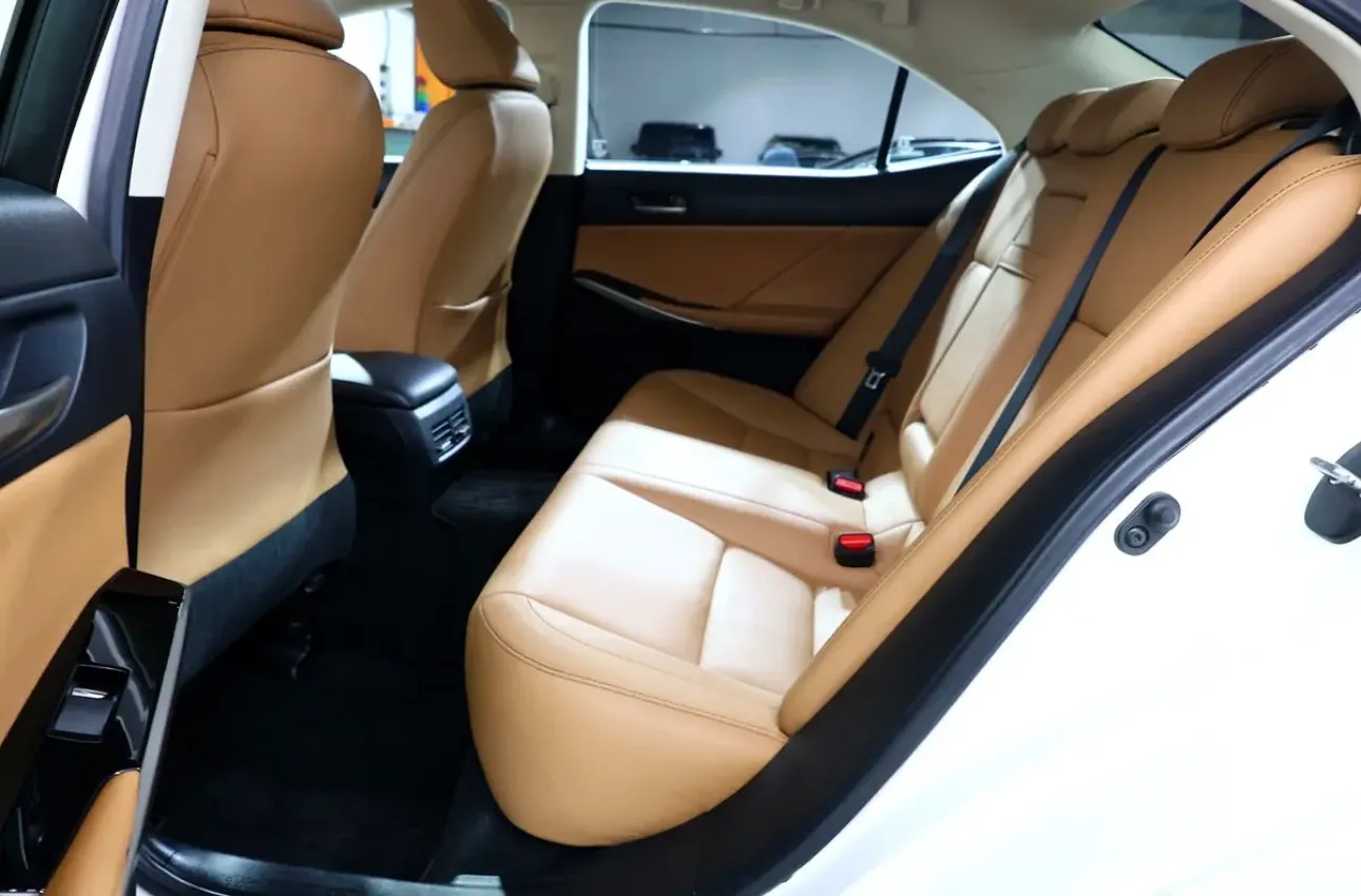 2019 Lexus IS 300 in pristine condition - Thumbnail 12