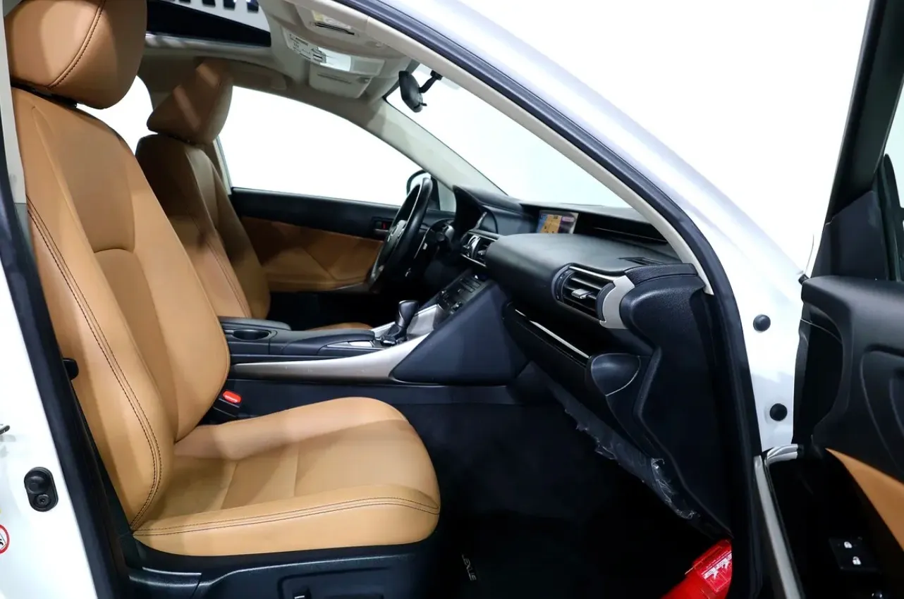 2019 Lexus IS 300 in pristine condition - Thumbnail 13