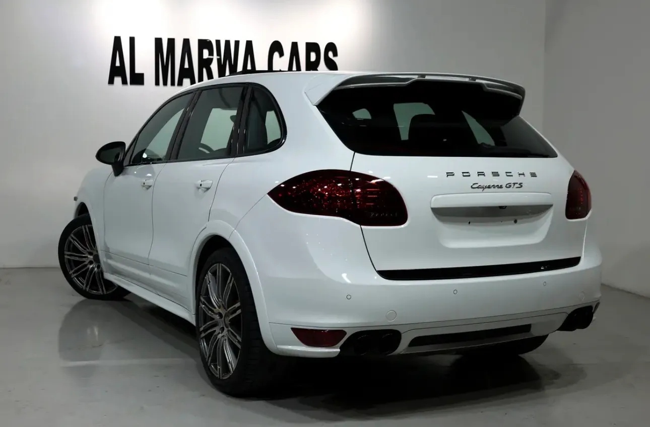 PORSCHE CAYENNE GTS -GCC SPECS -2014 -228000KM -EXCELLENT CONDITION -FREE ACCIDENTS - Thumbnail 3