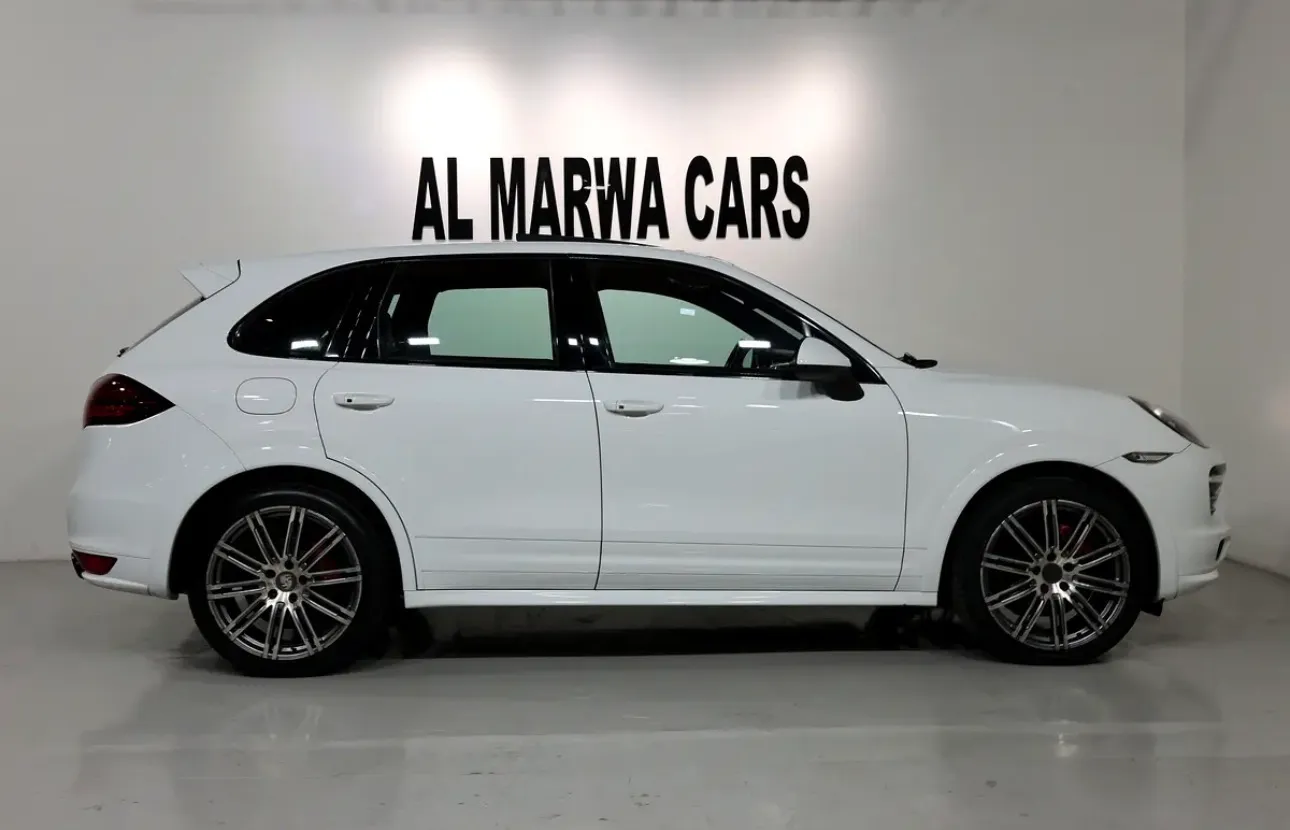 PORSCHE CAYENNE GTS -GCC SPECS -2014 -228000KM -EXCELLENT CONDITION -FREE ACCIDENTS - Thumbnail 7