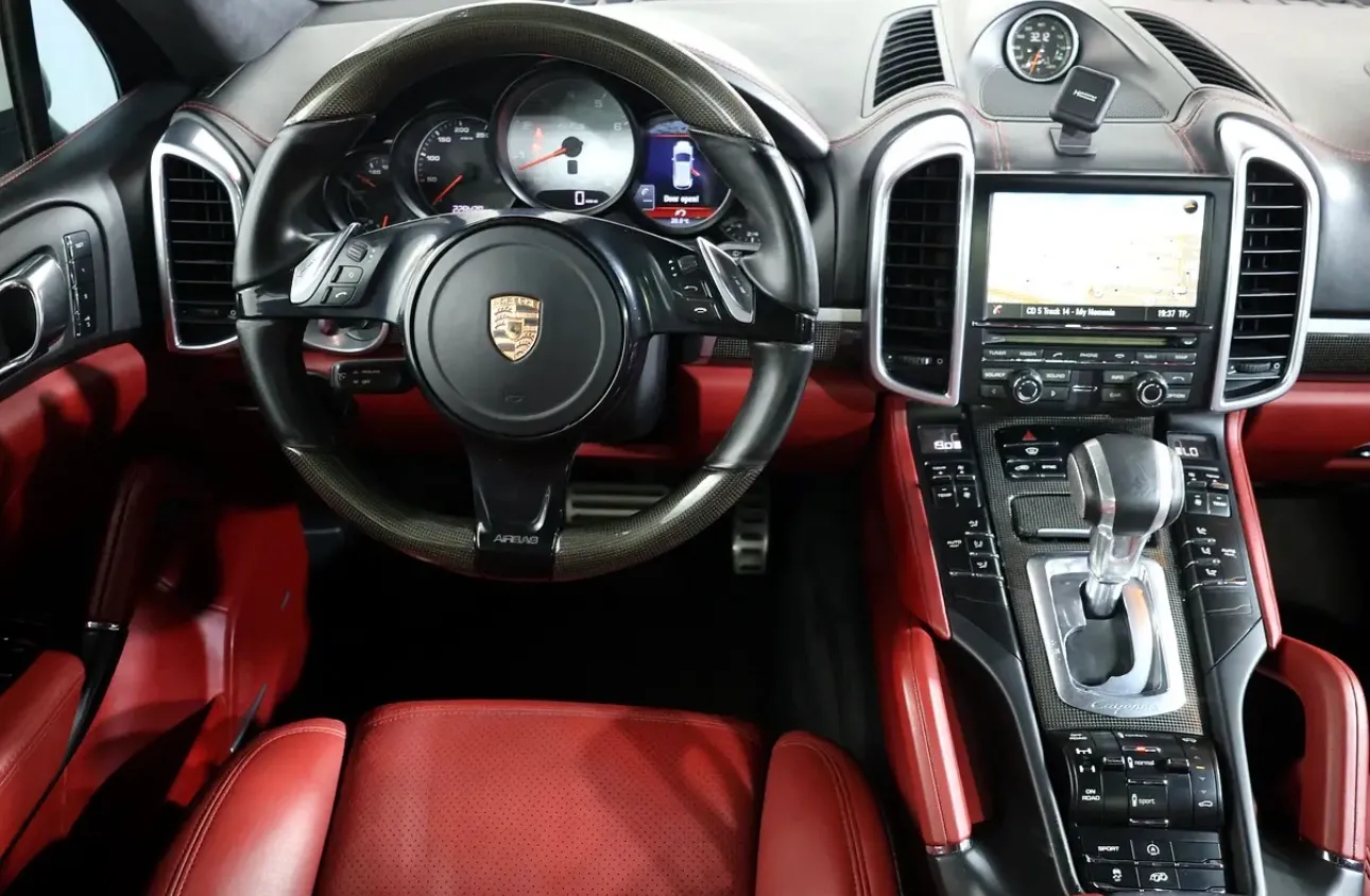 PORSCHE CAYENNE GTS -GCC SPECS -2014 -228000KM -EXCELLENT CONDITION -FREE ACCIDENTS - Thumbnail 13