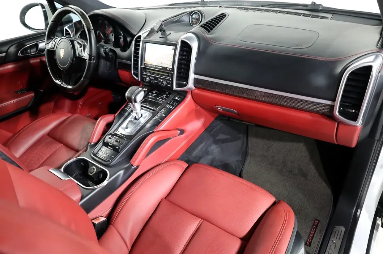 PORSCHE CAYENNE GTS -GCC SPECS -2014 -228000KM -EXCELLENT CONDITION -FREE ACCIDENTS - Thumbnail 14