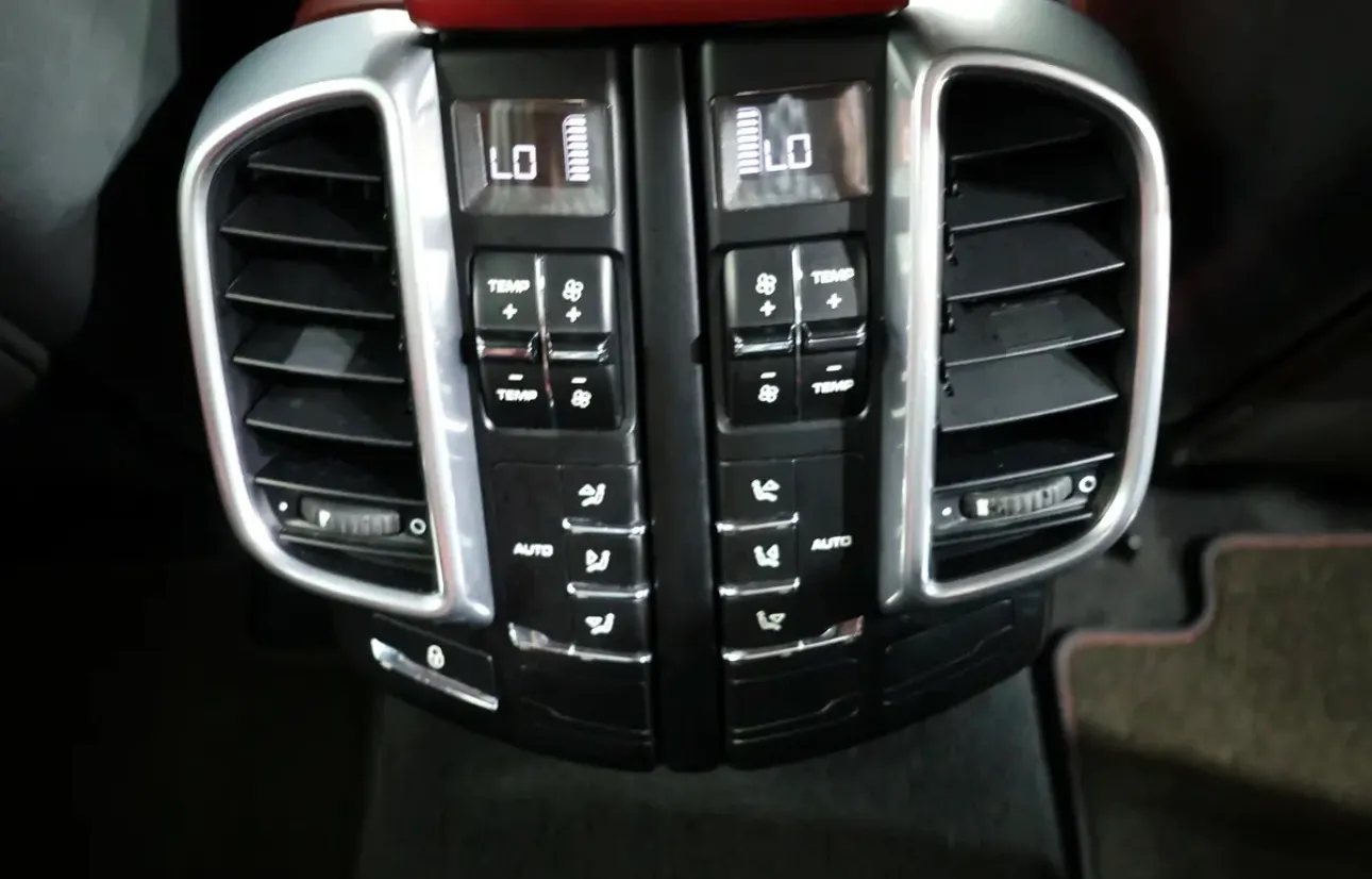 PORSCHE CAYENNE GTS -GCC SPECS -2014 -228000KM -EXCELLENT CONDITION -FREE ACCIDENTS - Thumbnail 16