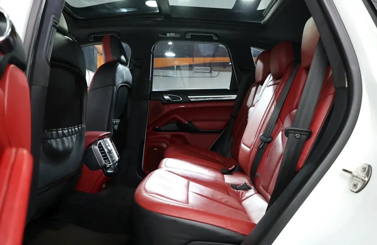 PORSCHE CAYENNE GTS -GCC SPECS -2014 -228000KM -EXCELLENT CONDITION -FREE ACCIDENTS - Thumbnail 17
