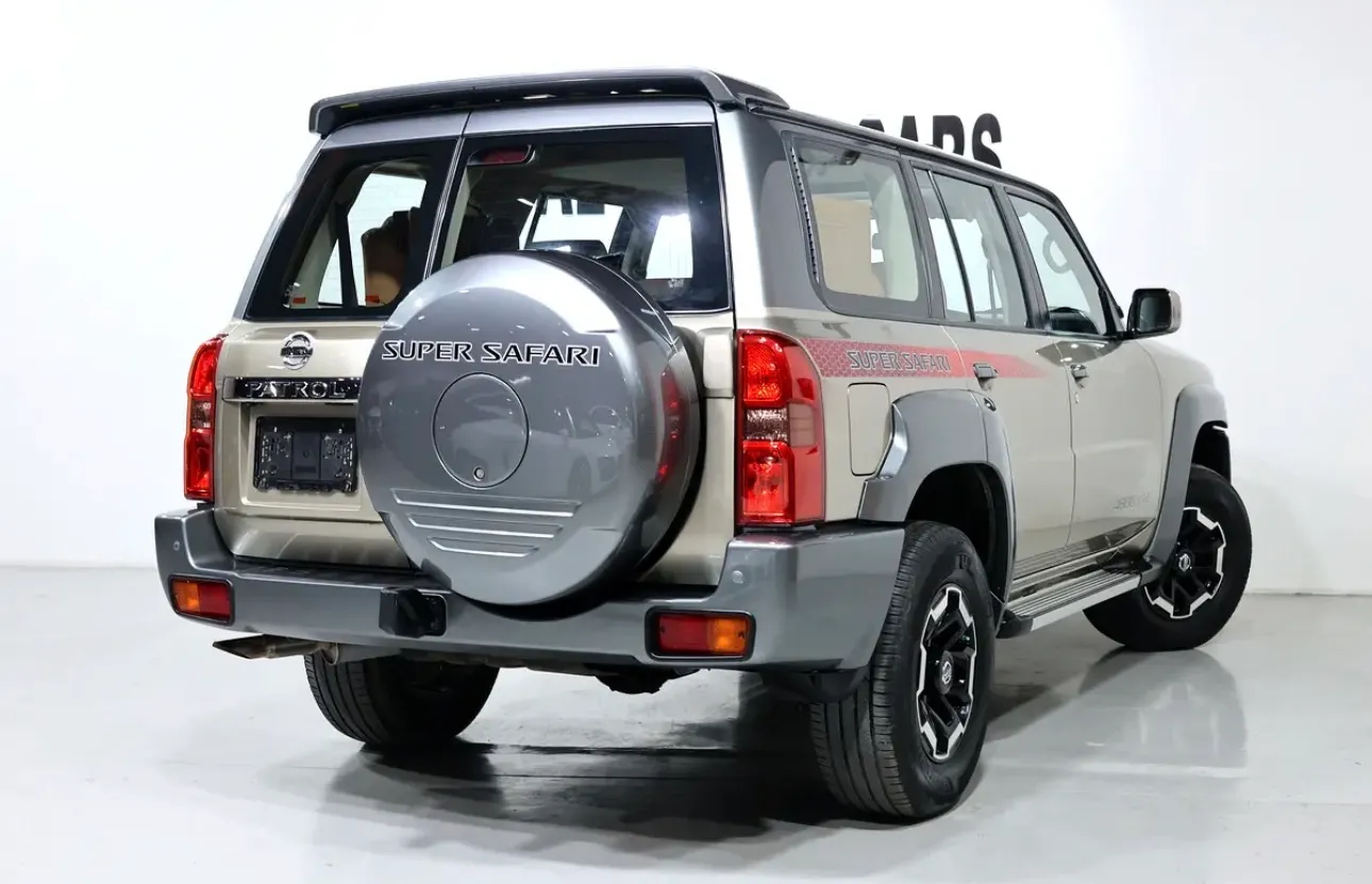 2022 Nissan Patrol Super Safari -76000KM -UNDER WARRANTY - A pristine GCC-spec  - Thumbnail 4