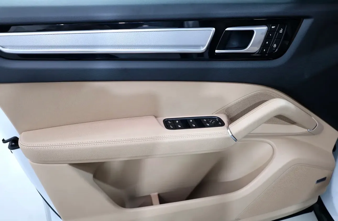 Presenting a stunning 2022 Porsche Cayenne Coupe  in immaculate condition - GCC Spec model - Thumbnail 8