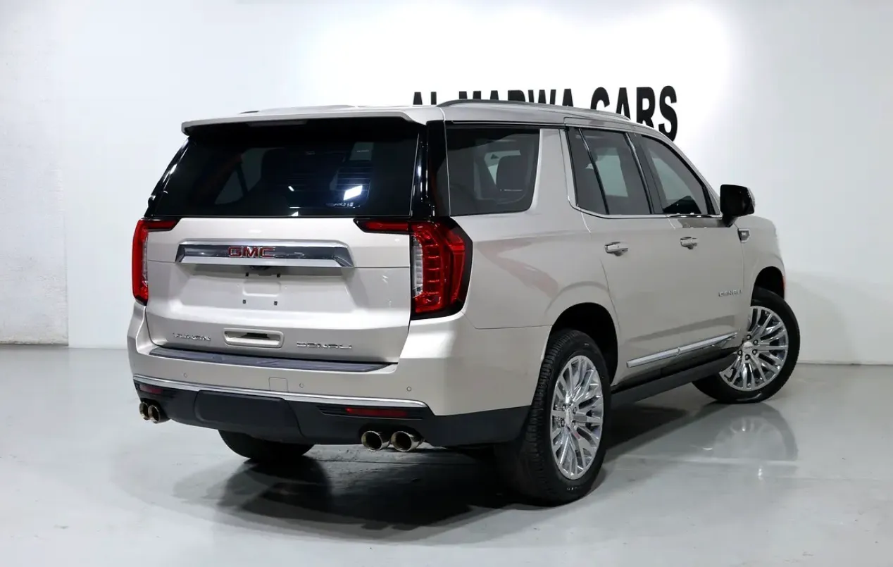 Presenting a luxurious 2023 GMC Yukon Denali - in immaculate condition -GCC spec  -UNDER WARRANTY & SERVICE - Thumbnail 3