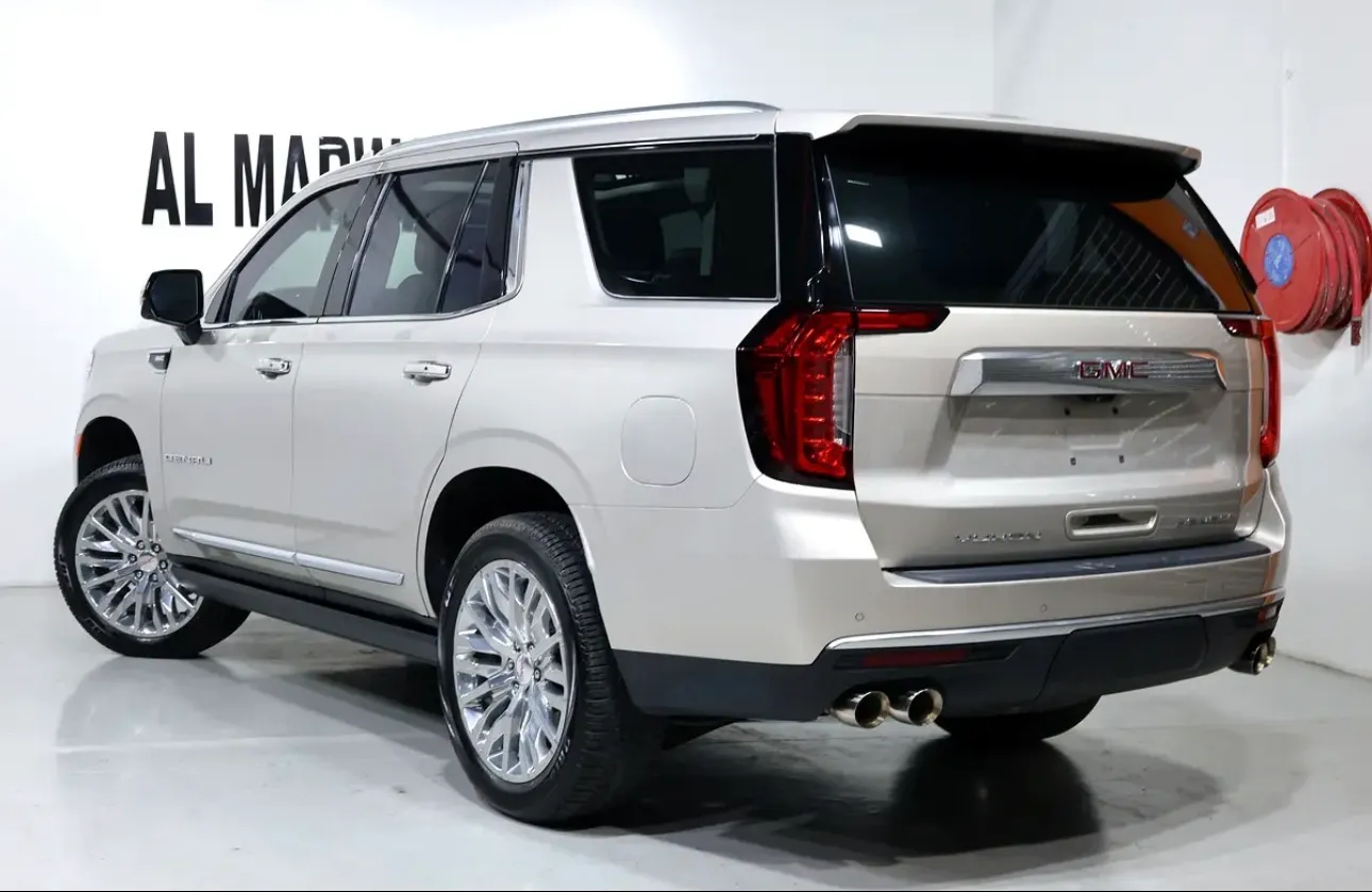 Presenting a luxurious 2023 GMC Yukon Denali - in immaculate condition -GCC spec  -UNDER WARRANTY & SERVICE - Thumbnail 4