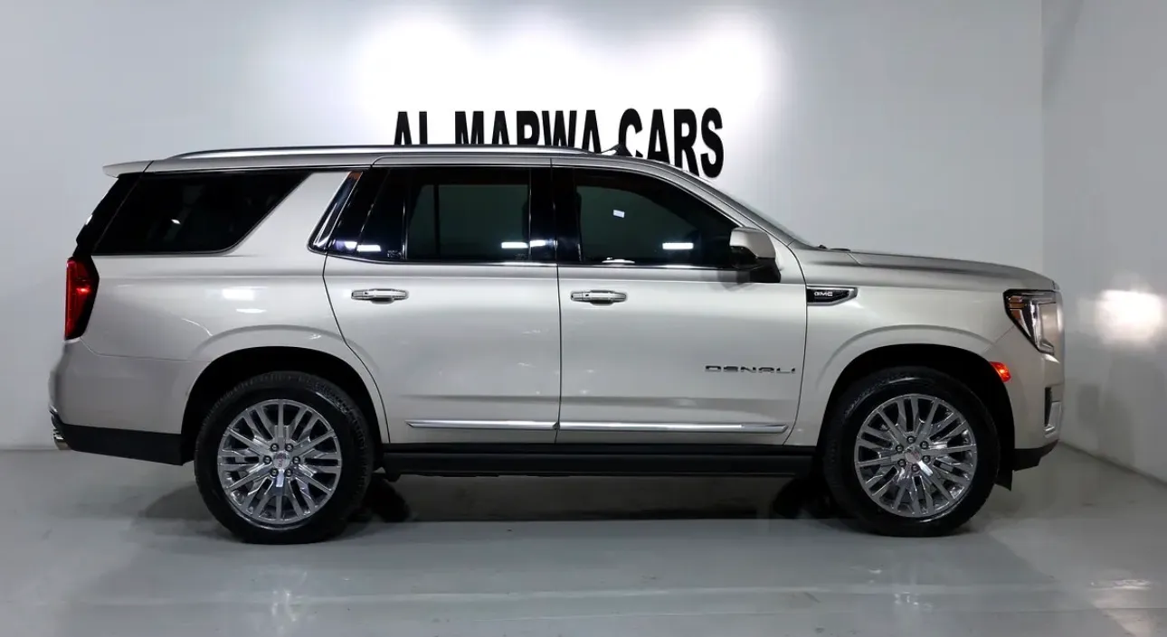 Presenting a luxurious 2023 GMC Yukon Denali - in immaculate condition -GCC spec  -UNDER WARRANTY & SERVICE - Thumbnail 5