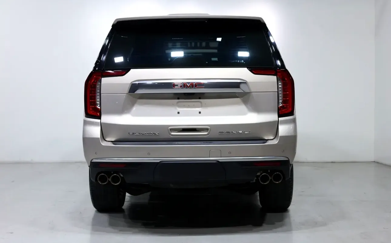 Presenting a luxurious 2023 GMC Yukon Denali - in immaculate condition -GCC spec  -UNDER WARRANTY & SERVICE - Thumbnail 7