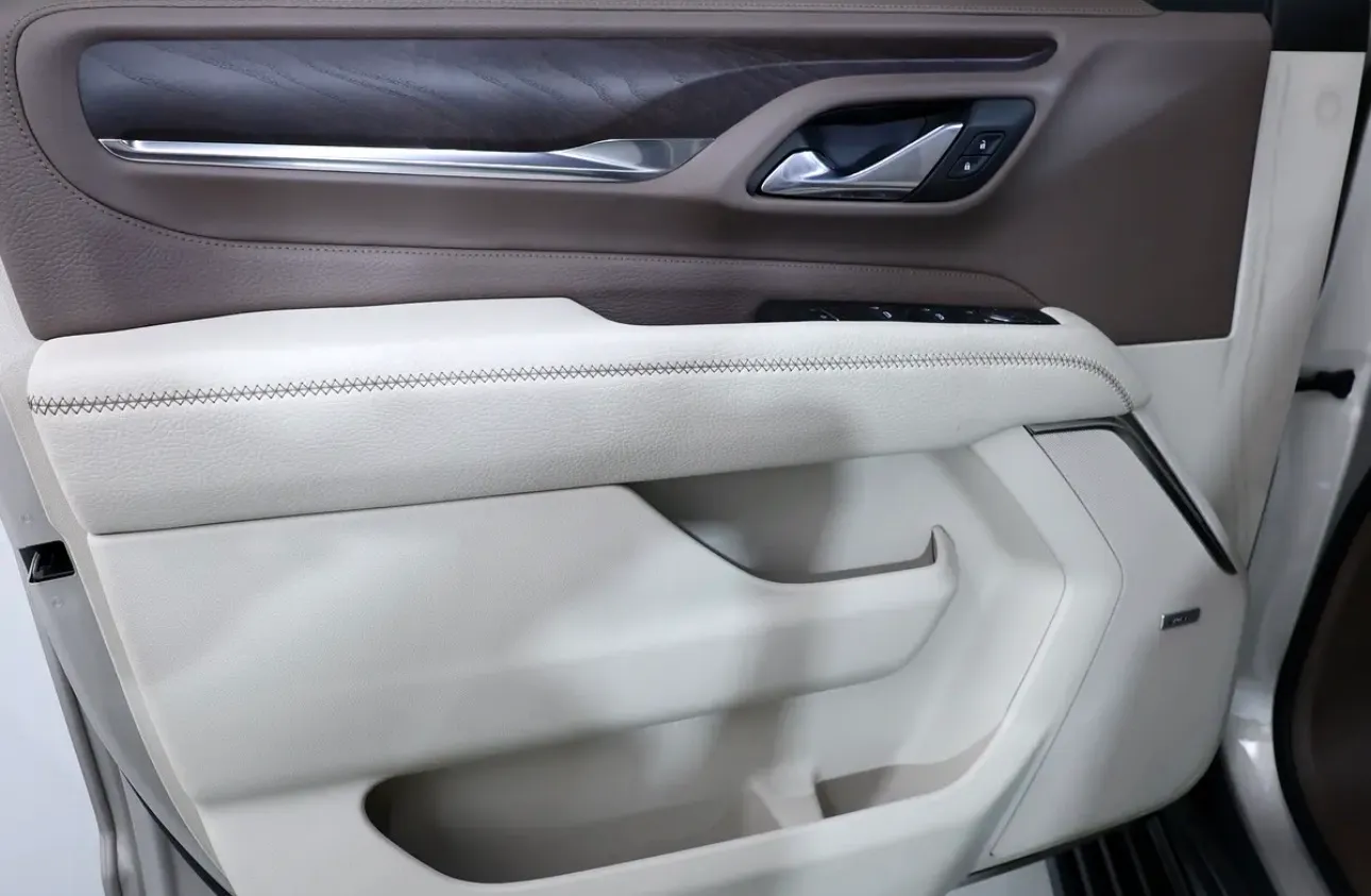 Presenting a luxurious 2023 GMC Yukon Denali - in immaculate condition -GCC spec  -UNDER WARRANTY & SERVICE - Thumbnail 8