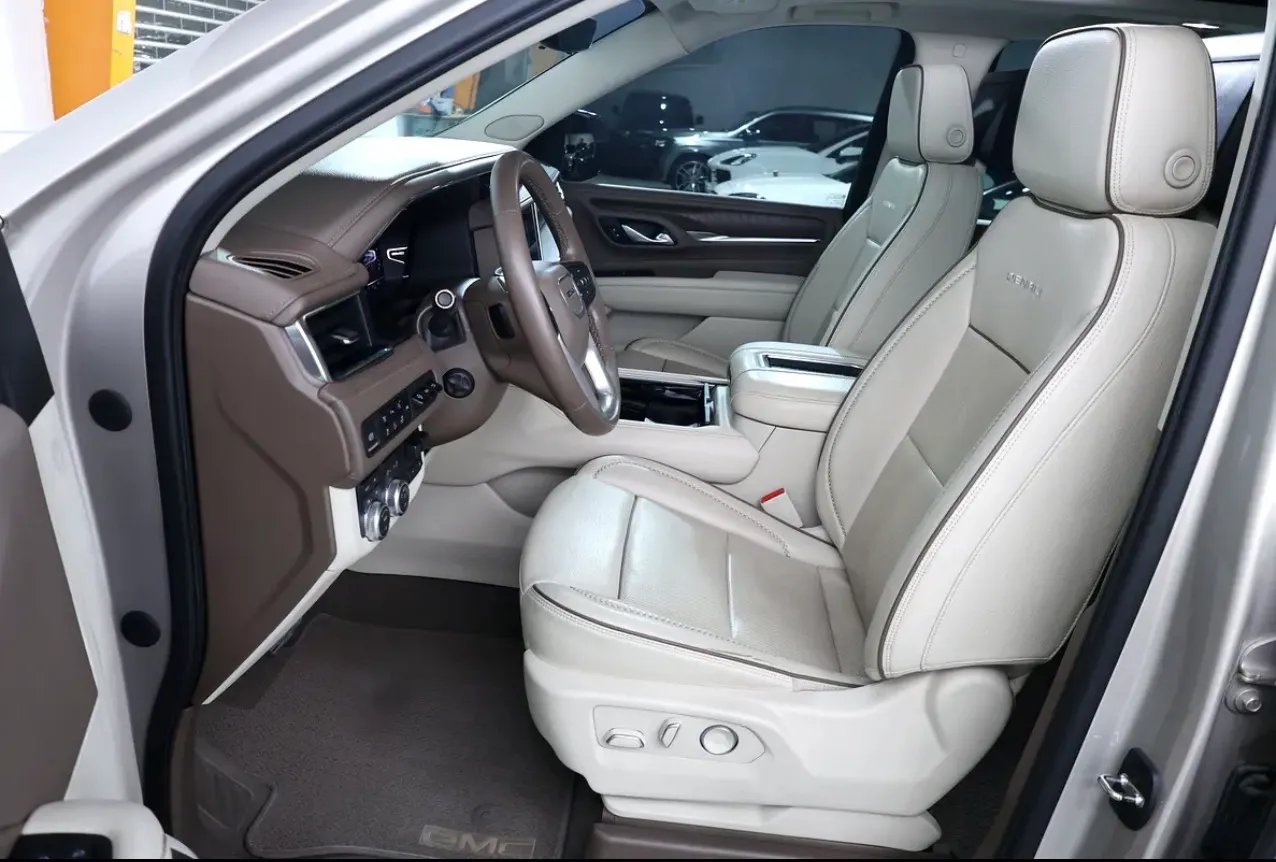 Presenting a luxurious 2023 GMC Yukon Denali - in immaculate condition -GCC spec  -UNDER WARRANTY & SERVICE - Thumbnail 9