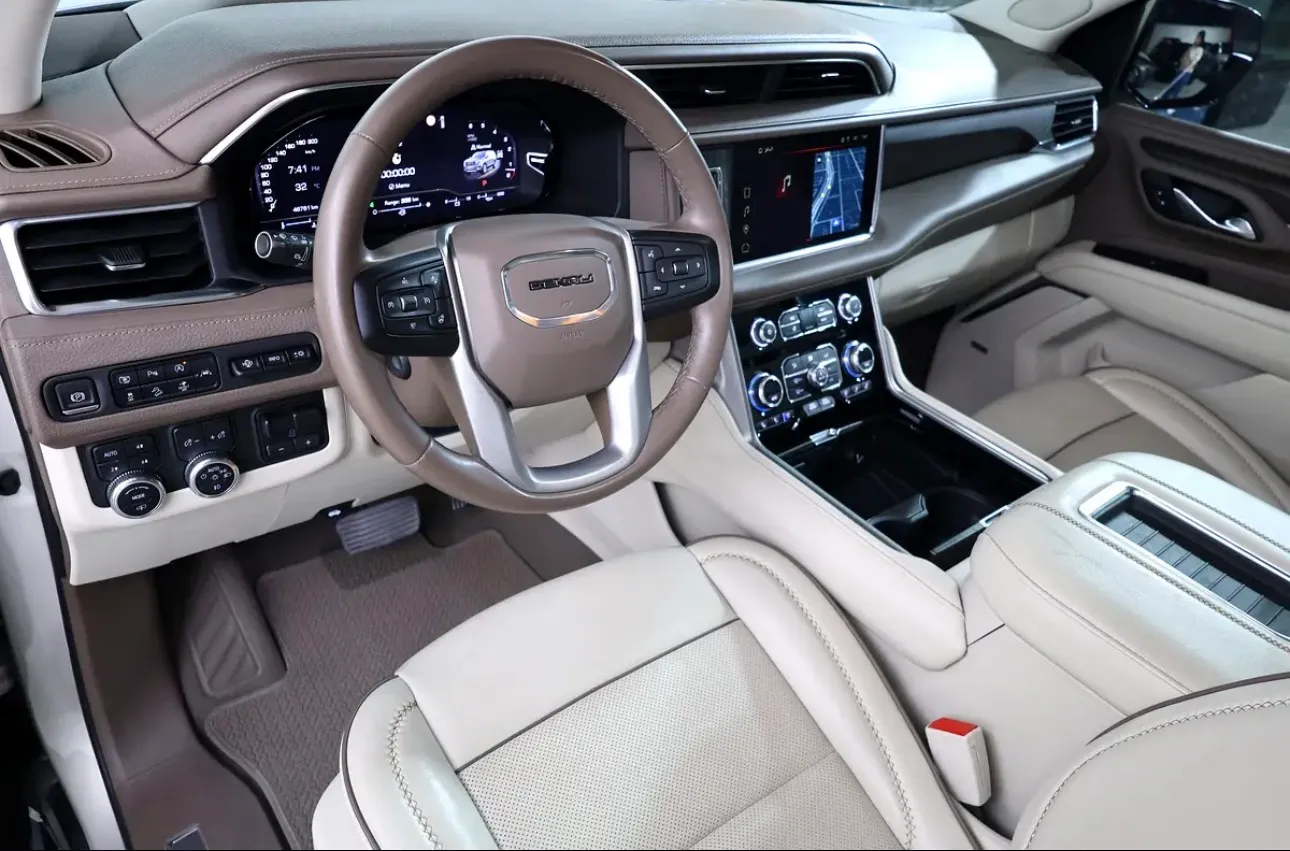 Presenting a luxurious 2023 GMC Yukon Denali - in immaculate condition -GCC spec  -UNDER WARRANTY & SERVICE - Thumbnail 10