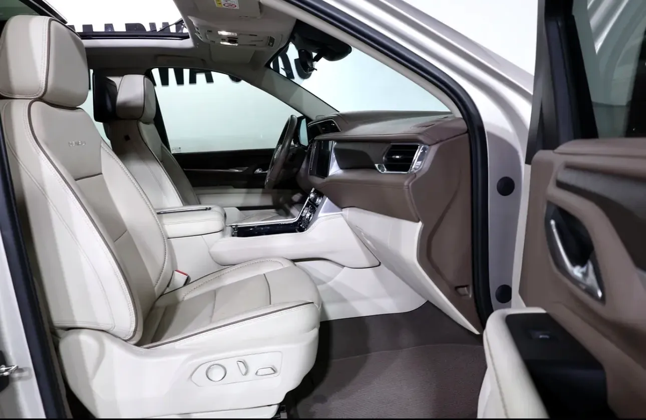 Presenting a luxurious 2023 GMC Yukon Denali - in immaculate condition -GCC spec  -UNDER WARRANTY & SERVICE - Thumbnail 11