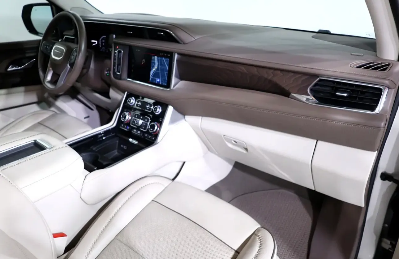Presenting a luxurious 2023 GMC Yukon Denali - in immaculate condition -GCC spec  -UNDER WARRANTY & SERVICE - Thumbnail 13