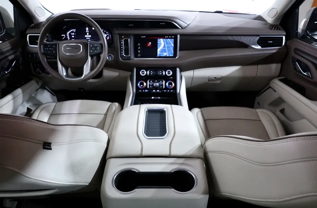 Presenting a luxurious 2023 GMC Yukon Denali - in immaculate condition -GCC spec  -UNDER WARRANTY & SERVICE - Thumbnail 12