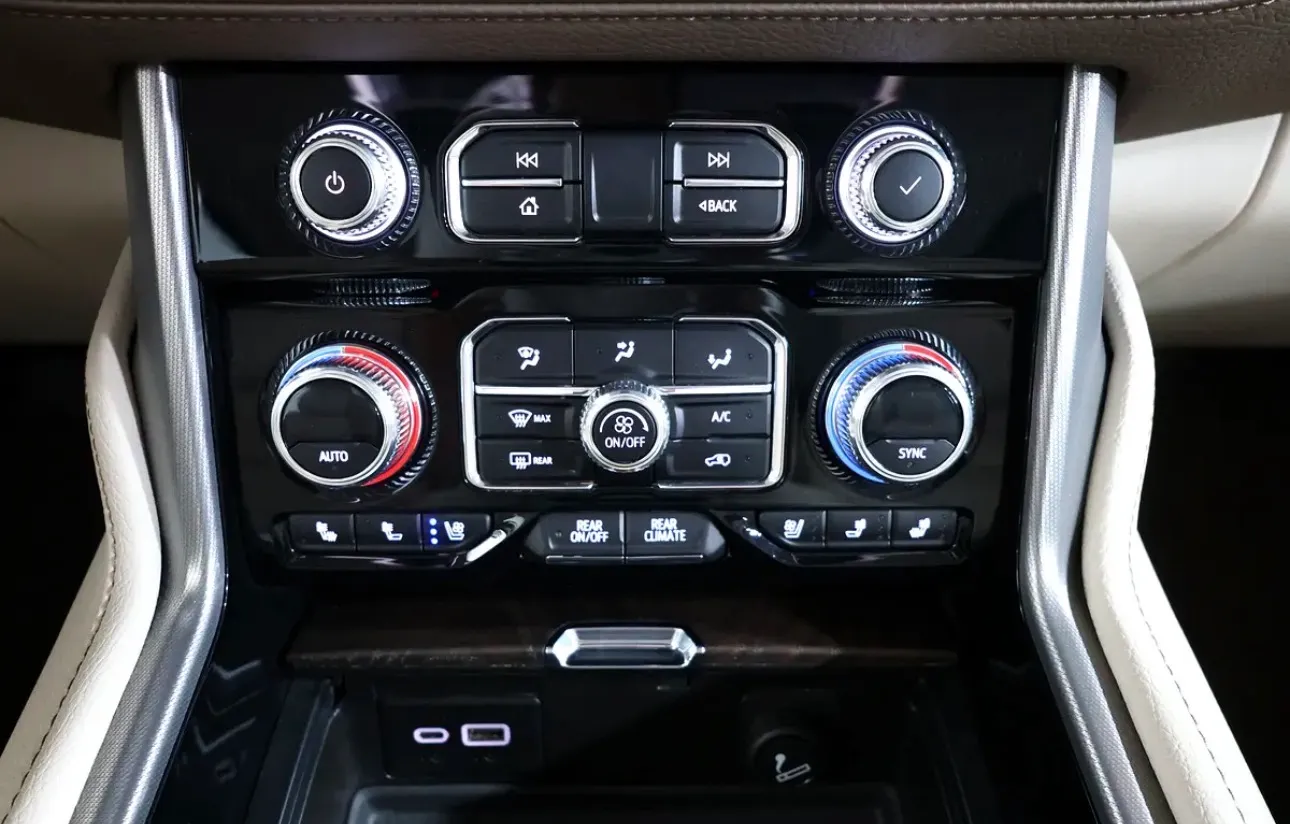 Presenting a luxurious 2023 GMC Yukon Denali - in immaculate condition -GCC spec  -UNDER WARRANTY & SERVICE - Thumbnail 14