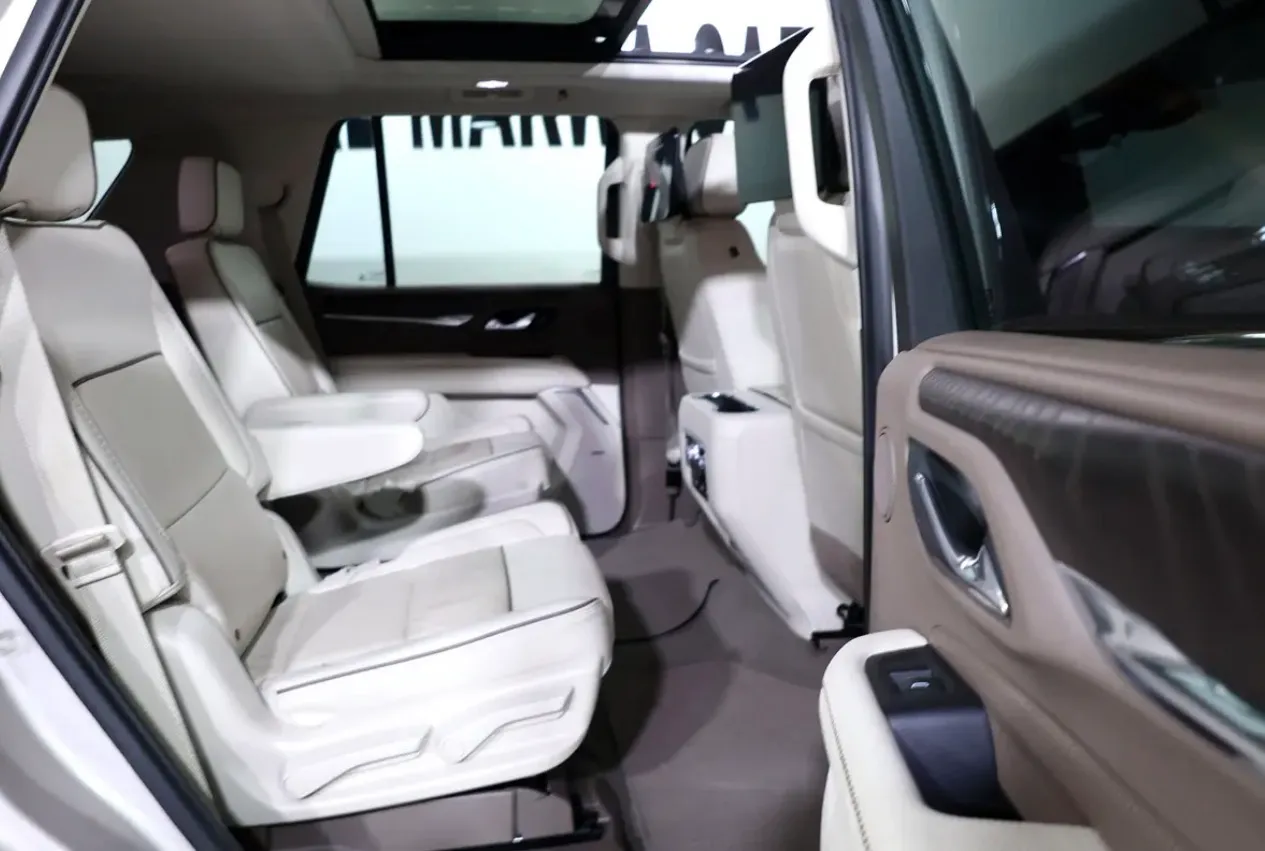 Presenting a luxurious 2023 GMC Yukon Denali - in immaculate condition -GCC spec  -UNDER WARRANTY & SERVICE - Thumbnail 16