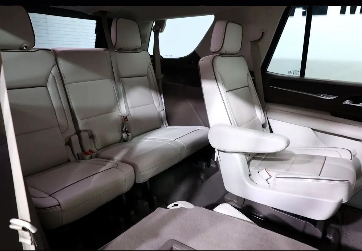Presenting a luxurious 2023 GMC Yukon Denali - in immaculate condition -GCC spec  -UNDER WARRANTY & SERVICE - Thumbnail 17